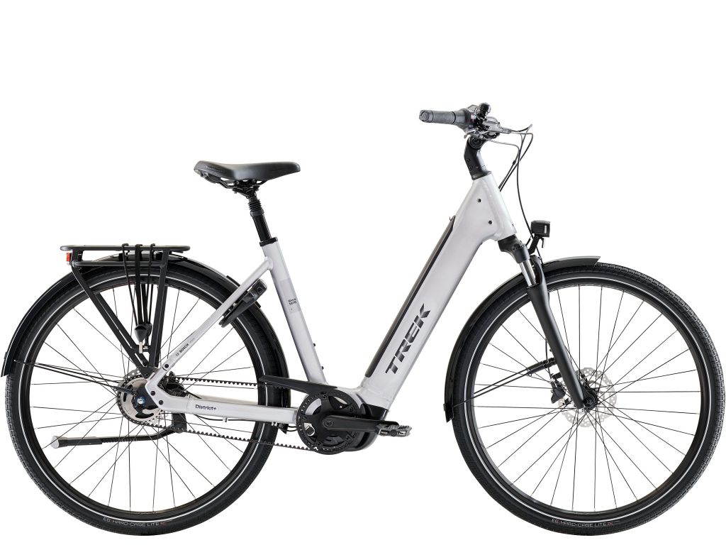 Trek District+ 4 - Lunar Silver - elcykel med lav indstigning, 600 Wh batteri, remtræk - Kibæk Cykler