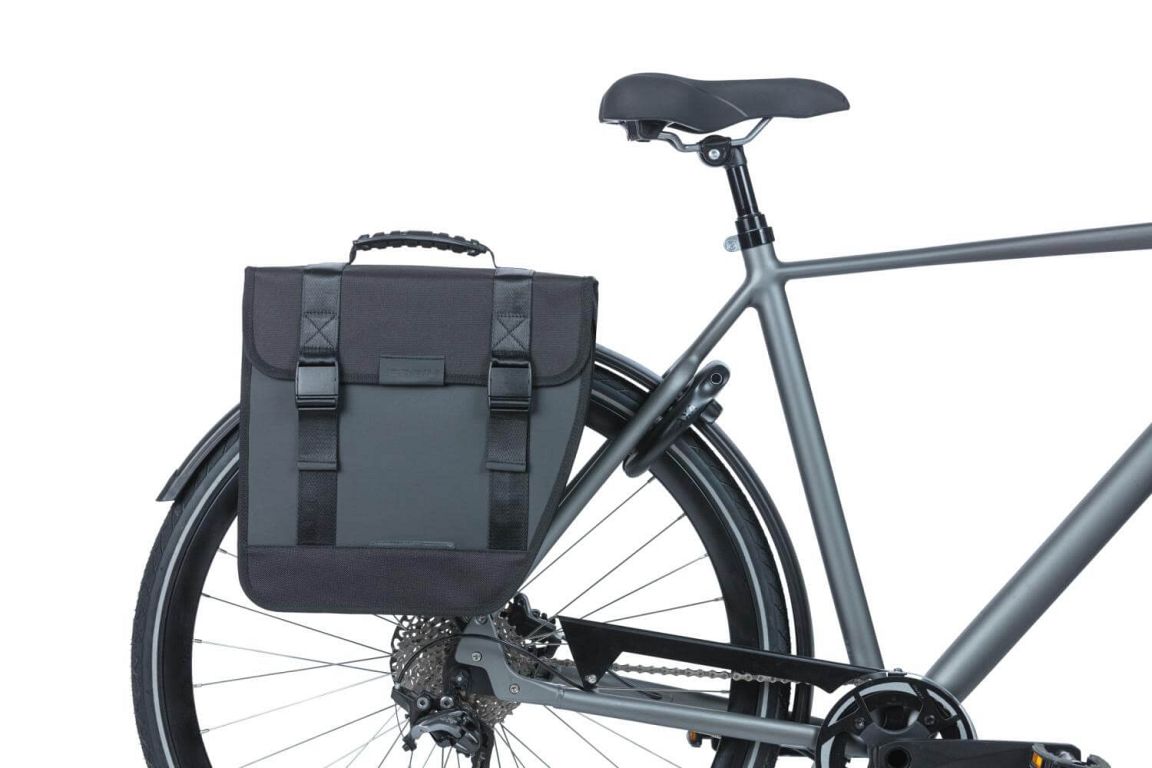 Monteret Basil Tour Waterproof vandtæt cykeltaske til højre side - Kibæk Cykler