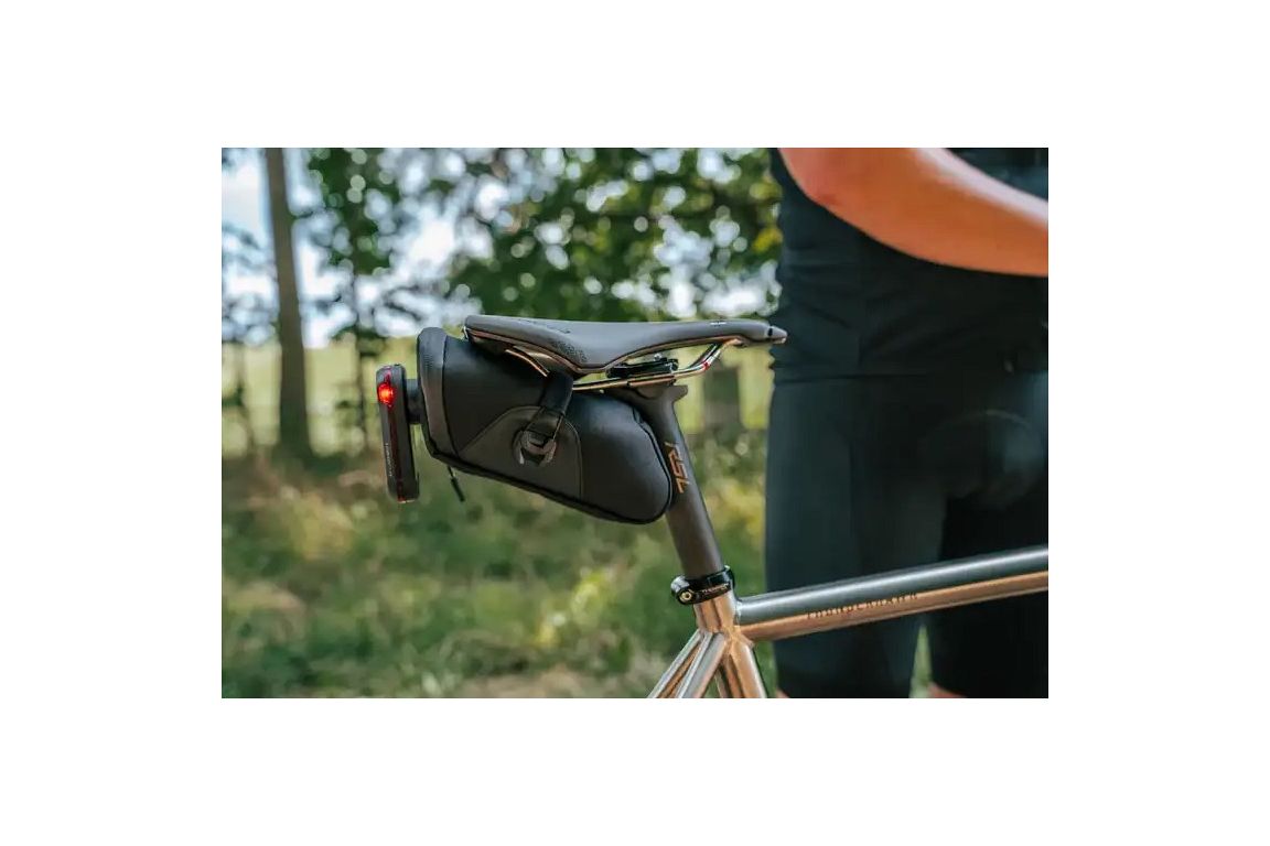 KOM Cycling sadeltaske med beslag til Garmin Varia radar - Kibæk Cykler