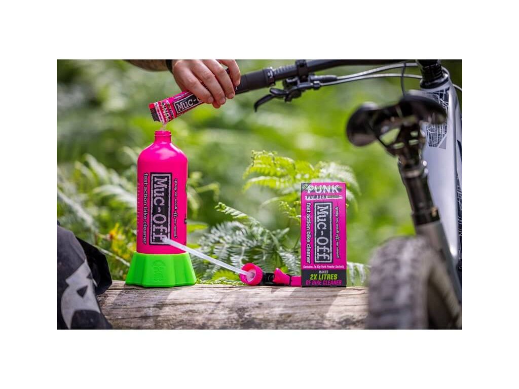 Blanding af Muc-Off Bike Cleaner med Punk Powder - Kibæk Cykler