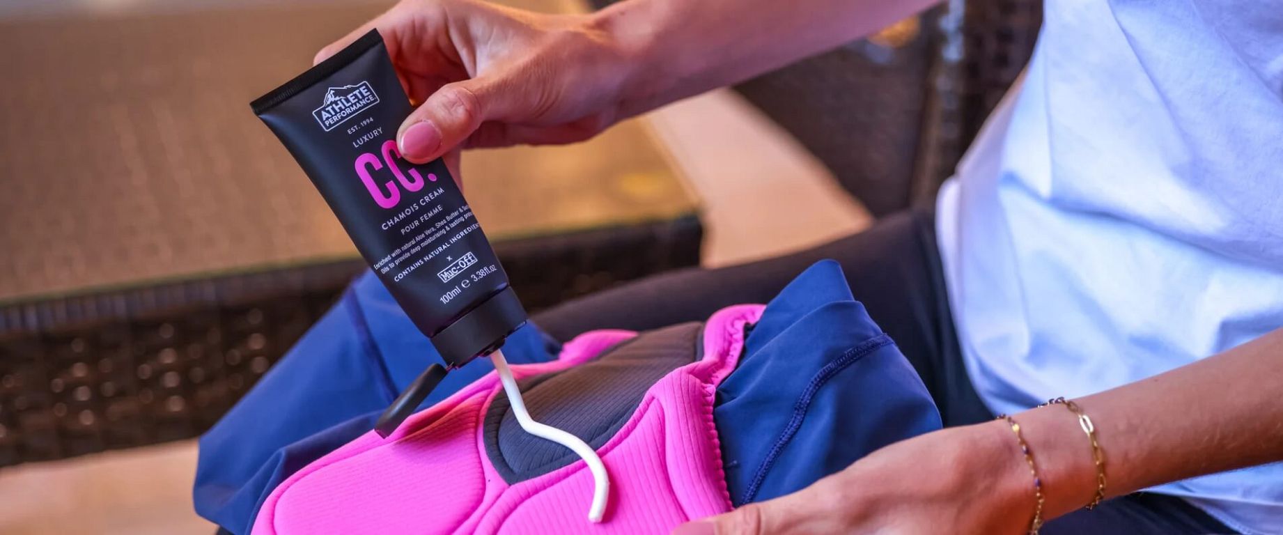 Påføring af Muc-Off Luxury Chamois Cream buksefedt til kvinder - 100 ml - Kibæk Cykler