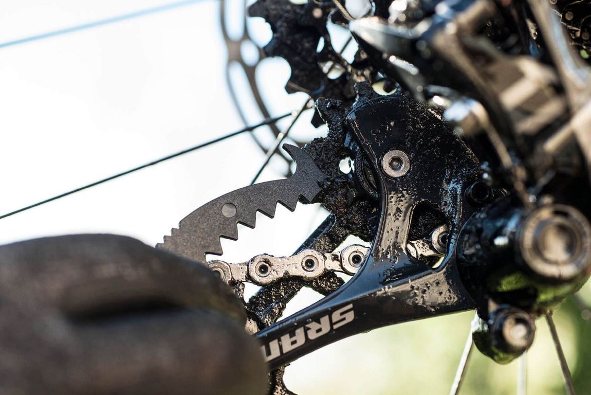 Muc-Off Claw børste til rengøring af kæde og tandhjul - Kibæk Cykler