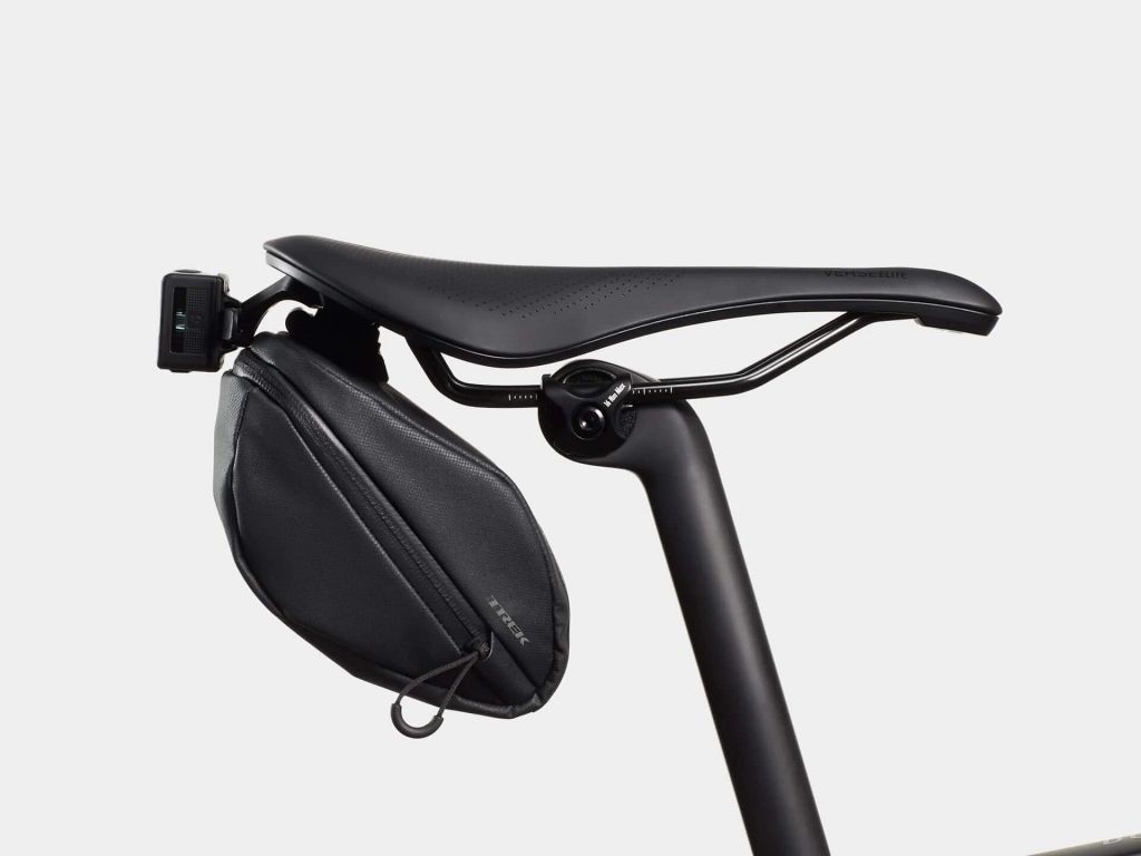Trek Blendr sadeltaske str. M - 0,5L med lygte - Kibæk Cykler 