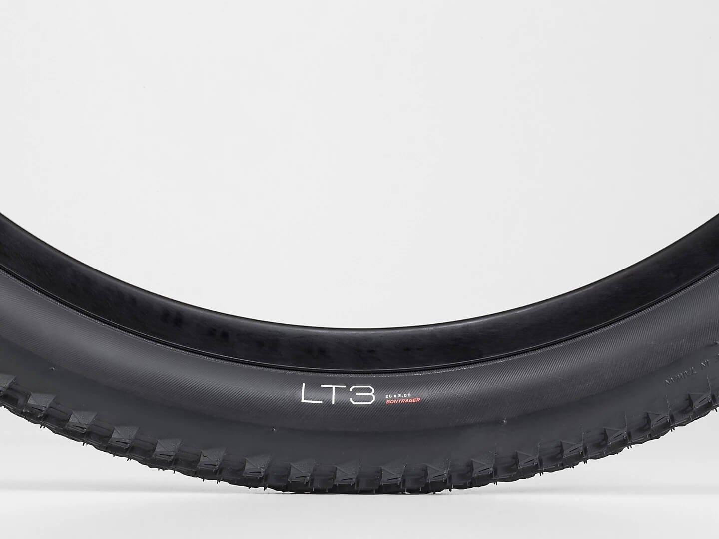 Bontrager LT3 dæk 26x2,00 til vej og stier Køb hos Kibæk Cykler